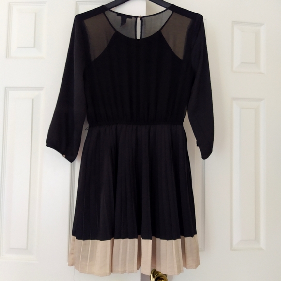 Pleated Colorblock Black Long Sleeve Dress - Picture 2 of 7